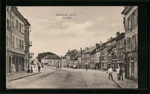 AK Saarburg i. L., Passanten auf dem Marktplatz