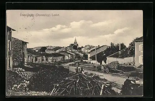 AK Dunningen /Lothr., Gefälltes Holz im Dorf