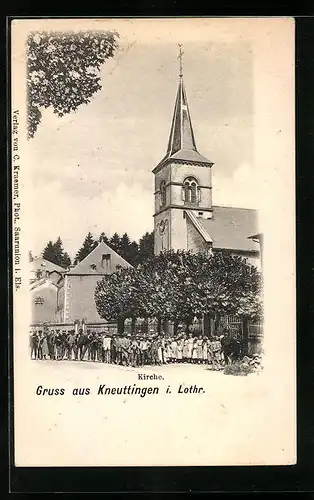 AK Kneuttingen, Menschen vor der Kirche