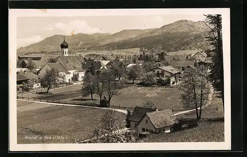 AK Kochel a. See, Ruhiger Ort mit Bergen