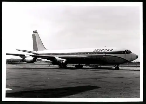 Fotografie Flugzeug Boeing, Passagierflugzeug der Aeromar mit entfernter Triebwerksabdeckung