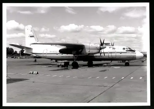 Fotografie Flugzeug Antonow An-24, Passagierflugzeug Kennung RA-46338