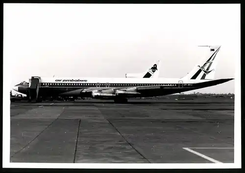Fotografie FlugzeugBoeing 707, Passagierflugzeug der Air Zimbabwe, Kennung VP-WKU