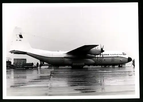 Fotografie Flugzeug Schulterdecker, Frachtflugzeug der Air Algerie, Kennung 7T-VHL