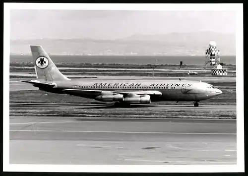 Fotografie Flugzeug Boeing 720, Passagierflugzeug der American Airlines