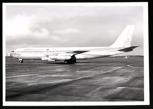 Fotografie Flugzeug Boeing 707, Passagierflugzeug der BWIA International