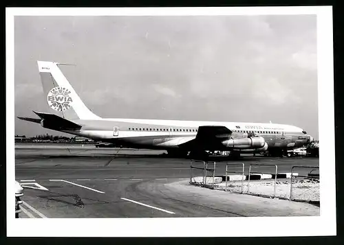 Fotografie Flugzeug Boeing 707, Passagierflugzeug der BWIA International, Kennung 9Y-TEJ