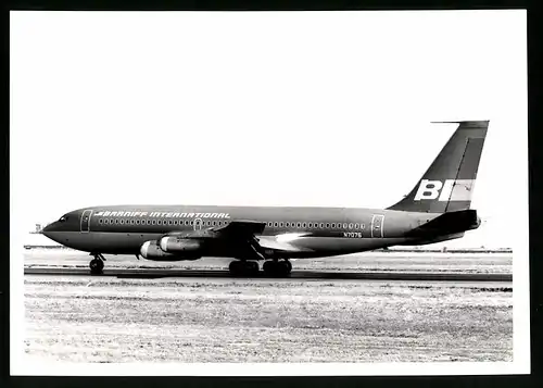 Fotografie Flugzeug Boeing 707, Passagierflugzeug der Braniff International, Kennung N7076