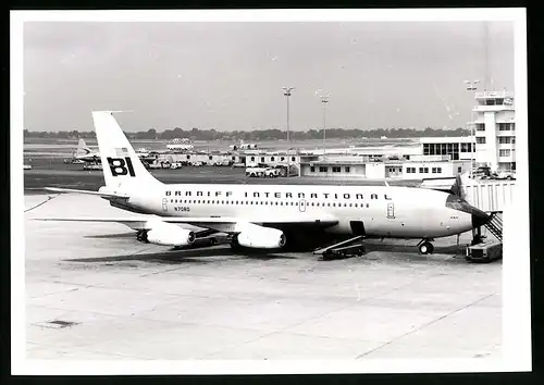 Fotografie Flugzeug Boeing 707, Passagierflugzeug der Braniff International, Kennung N7080