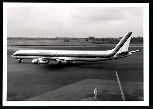 Fotografie Flugzeug Douglas DC-8, Passagierflugzeug der Eastern, Kennung N8772