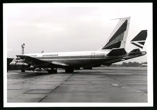 Fotografie Flugzeug Boeing 720, Passagierflugzeug der Ethiopian, Kennung ET-AFK