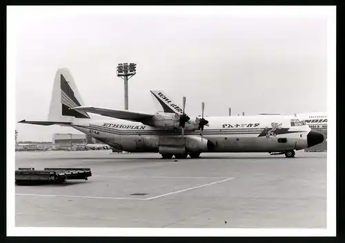 Fotografie Flugzeug Lockheed C-130, Frachtflugzeug der Ethiopian, Kennung ET-AJK