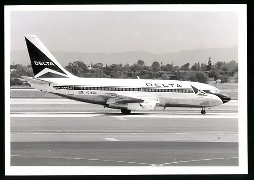 Fotografie Flugzeug Boeing 737, Passagierflugzeug der Delta Airlines, Kennung N316DL