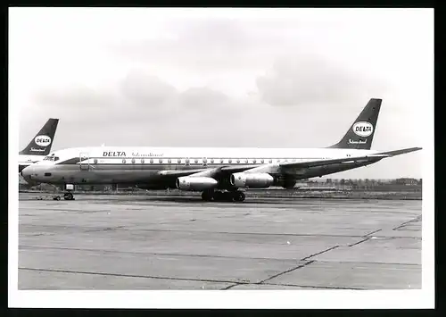 Fotografie Flugzeug Douglas DC-8, Passagierflugzeug der Delta International, Kennung OO-CMB