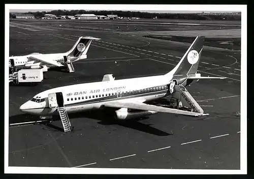 Fotografie Flughafen Newcastle, Flugzeug Boeing 737, Passagierflugzeug der Dan Air London, Kennung G-BKNH