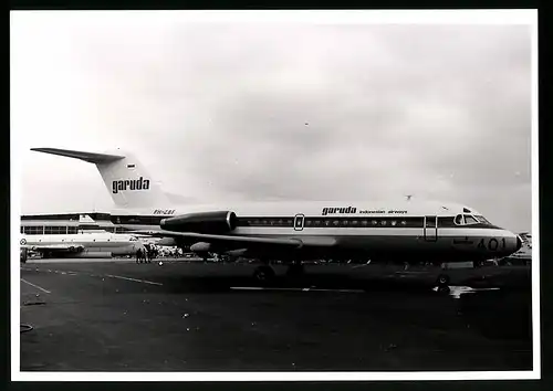 Fotografie Flugzeug Fokker F28, Passagierflugzeug der Garuda Indonesian Airways, Kennung PH-ZBF