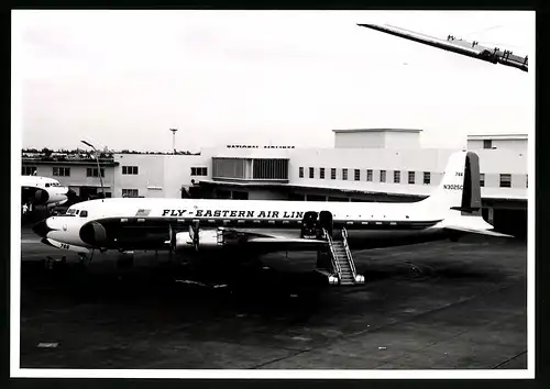 Fotografie Flugzeug Douglas DC-7, Passagierflugzeug der Eastern Air Line, Kennung N3025C
