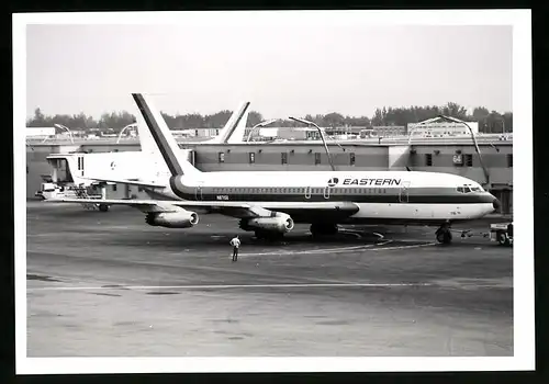 Fotografie Flugzeug Boeing 707, Passagierflugzeug der Eastern, Kennung N8715E