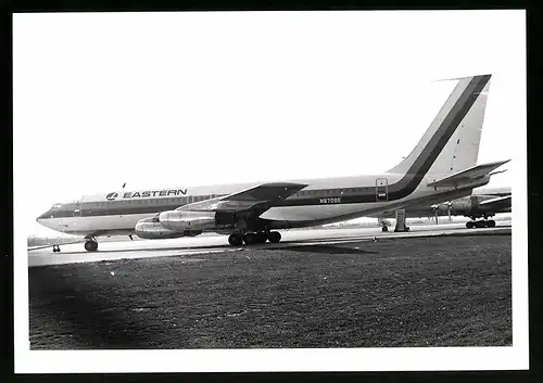 Fotografie Flugzeug Boeing 707, Passagierflugzeug der Eastern, Kennung N8708E