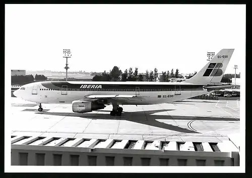 Fotografie Flugzeug Airbus, Passagierflugzeug der Iberia, Kennung EC-EOO