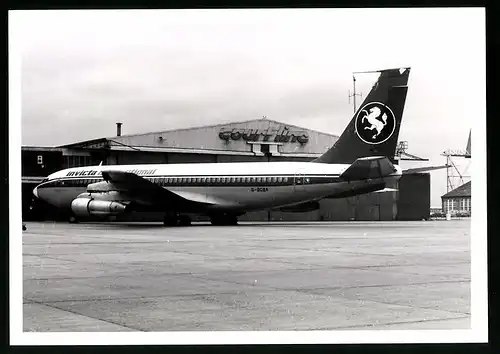 Fotografie Flugzeug Boeing 707, Passagierflugzeug der Invicta International, Kennung G-BCBA