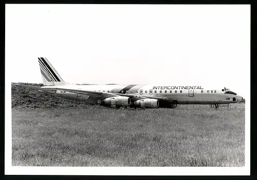 Fotografie Flugzeug Douglas DC-8, Passagierflugzeug der Intercontinental, Kennung 5N-AVY