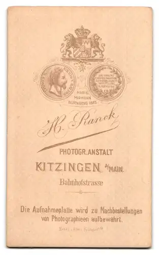 Fotografie H. Ranck, Kitzingen a /Main, Bahnhofstr., Junge Dame im modischen Kleid