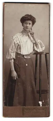 Fotografie Willy Schamberg, Stralsund, Portrait junge Dame in hübscher Bluse und Rock