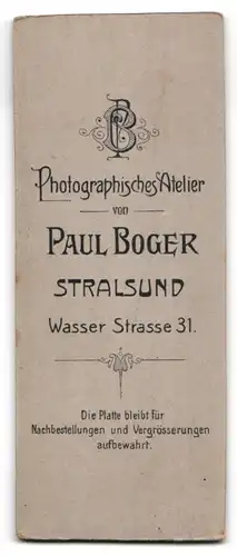 Fotografie Paul Boger, Stralsund, Wasserstr. 31, Junge Dame in hübscher Bluse und Rock