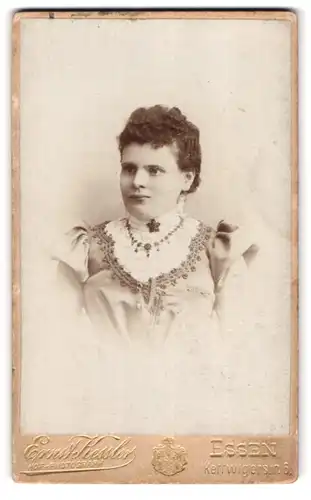Fotografie Ernst Kessler, Essen, Kettwigerstr. 6, Junge Dame mit Kragenbrosche und Halskette