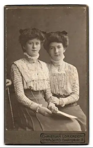 Fotografie Christian Lorenzen, Stralsund, Ossenreyerstr. 13, Zwei junge Damen in modischer Kleidung