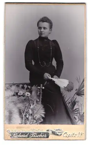 Fotografie Richard Fischer, Copitz a. E., Hauptstr. 14, Junge Dame im Kleid mit Fächer