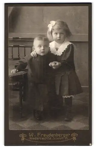 Fotografie W. Freudenberger, Niedersedlitz, Schulstr. 95, Kleiner Junge im Kleid und Mädchen