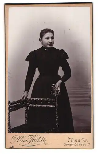 Fotografie Max Holdt, Pirna a /E., Garten-Str. 31, Junge Dame im schwarzen Kleid