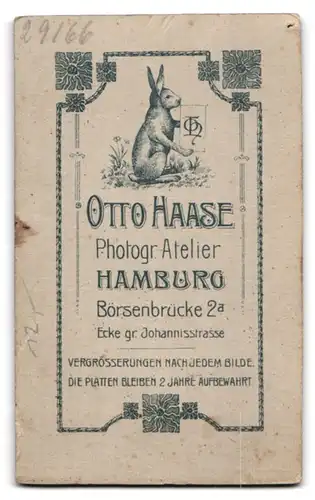 Fotografie Otto Haase, Hamburg, Börsenbrücke 2 a Ecke gr. Johannisstr., Süsses Kleinkind im Hemd im Hochstuhl