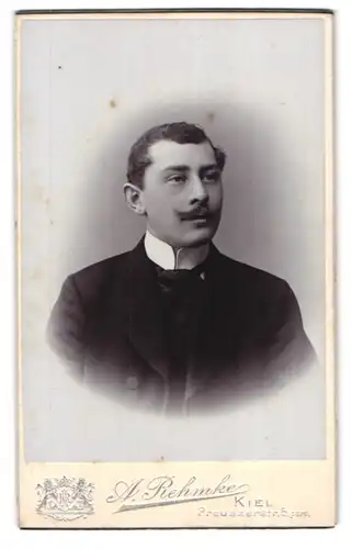 Fotografie A. Rehmke, Kiel, Preusserstr. 5, Eleganter Herr mit Moustache