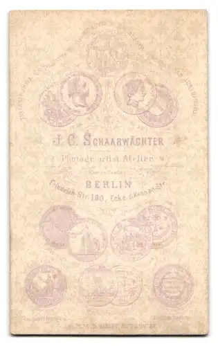 Fotografie J. C. Schaarwächter, Berlin, Friedrich-St. 190 Ecke d. Kronen-Str., Junge Dame im Kleid mit Kreuzkette