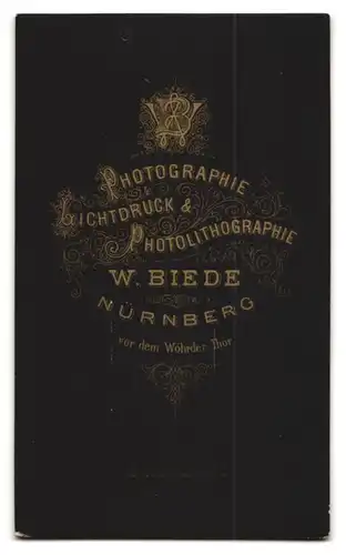 Fotografie W. Biede, Nürnberg, Bürgerliche Dame mit Haube