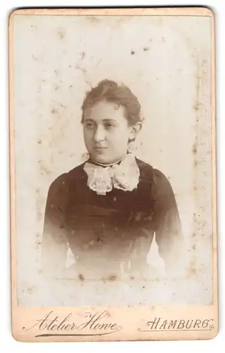 Fotografie H. Meissner, Hamburg, Ferdinandstr. 51, Junge Dame im Kleid mit Kragenschleife