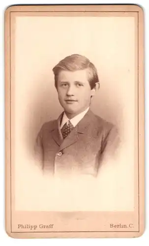 Fotografie Philipp Graff, Berlin-C., Jerusalemer-Str. 18, Junger Mann im Anzug mit Krawatte