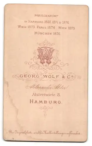 Fotografie Georg Wolf & Co., Hamburg, Alstertwiete 8, Junge Dame im Kleid mit Kragenbrosche