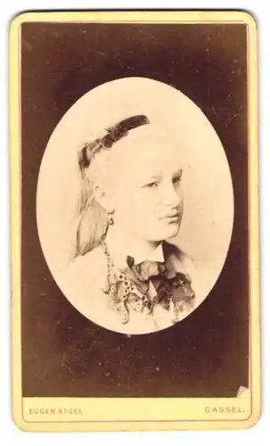 Fotografie Eugen Kegel, Kassel, Grosse Rosenstr. 5, Junge Dame mit moderner Frisur