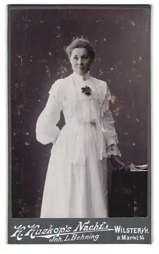 Fotografie K. Kuskop`s Nachf., Wilster, Am Markt 14, Dame im weissen Kleid mit Brosche