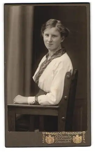Fotografie C. Remde, Eisenach, Sitzende junge Frau