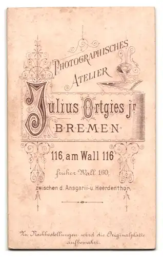 Fotografie Julius Ortgies, Bremen, Am Wall 116, Junger Mann im Anzug