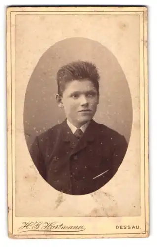 Fotografie H. G. Hartmann, Dessau, Franzstrasse 24b, Junge im Anzug