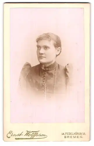 Fotografie Ernst Wolfram, Bremen, Fedelhören 14, Junge Frau im Kleid