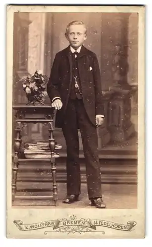 Fotografie E. Wolfram, Bremen, Junge im Anzug