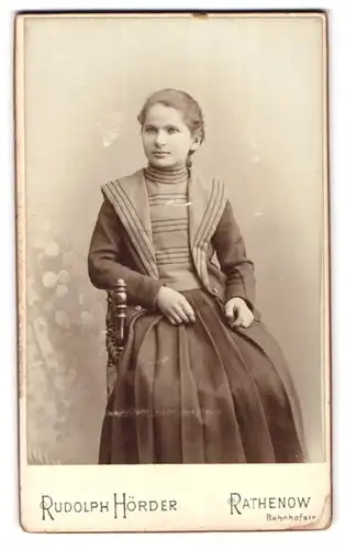 Fotografie Rudolph Hörder, Rathenow, Bahnhofstrasse, Junge Frau im Kleid