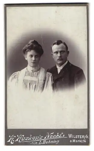 Fotografie K. Kuskop`s Nachf., Wilster, Am Markt 14, Portrait eines Paares